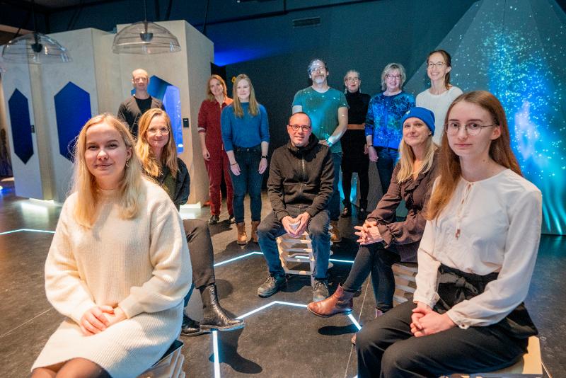 Kristine Ettestad (t.v.) og Ingeborg Fr&oslash;ystein (t.h.) i utstillinga 